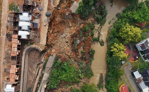 FOTO: Kondisi Terkini Jalan Penghubung Tangerang-Bogor Terputus Akibat Longsor 15 Meter