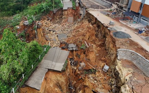 FOTO: Kondisi Terkini Jalan Penghubung Tangerang-Bogor Terputus Akibat Longsor 15 Meter