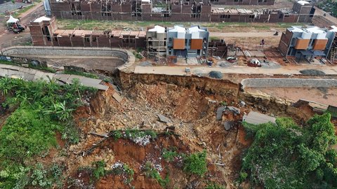 FOTO: Kondisi Terkini Jalan Penghubung Tangerang-Bogor Terputus Akibat Longsor 15 Meter