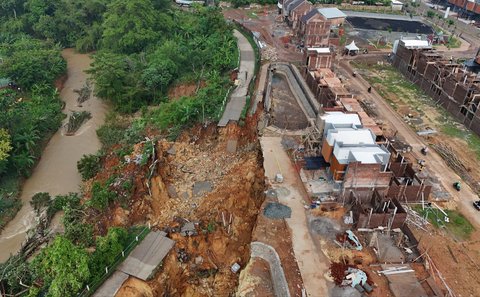 FOTO: Kondisi Terkini Jalan Penghubung Tangerang-Bogor Terputus Akibat Longsor 15 Meter