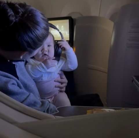 Liburan di Istanbul, Potret Jessica Mila Masukan Baby Kyarra ke Dalam Tas Hingga Pakaikan Headphone Gemas Banget