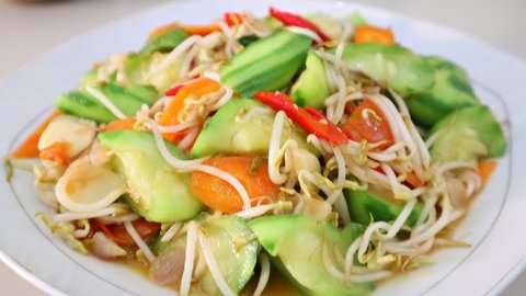 Oyong tumis tauge (Credit: Youtube/Nuraaini Soewarto)