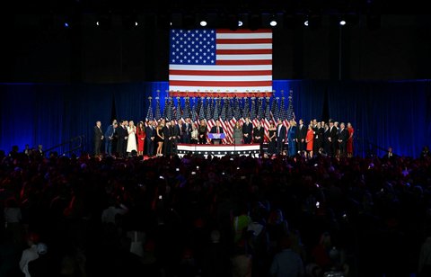 FOTO: Wajah Semringah Donald Trump Deklarasi Menang Pilpres AS, Sampaikan Pidato Emosional