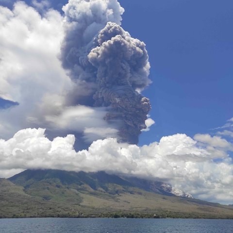 Potret Ngeri Gunung Lewotobi Laki-Laki Erupsi Dilihat dari Laut, Awan Panas Membumbung Tinggi 5.000 Meter