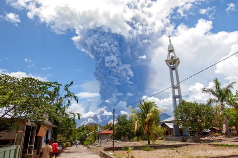 FOTO: Kepanikan Warga saat Gunung Lewotobi Laki-Laki Meletus Dahsyat