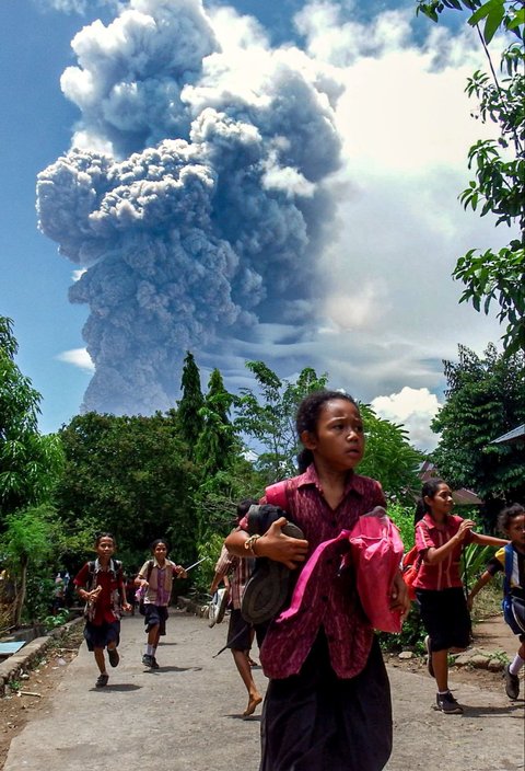 FOTO: Kepanikan Warga saat Gunung Lewotobi Laki-Laki Meletus Dahsyat