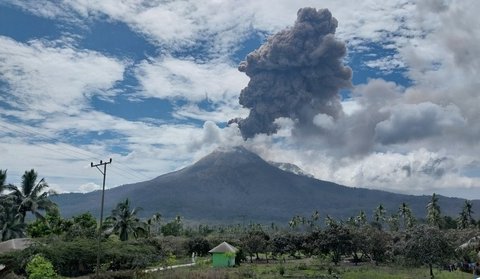 FOTO: Kepanikan Warga saat Gunung Lewotobi Laki-Laki Meletus Dahsyat