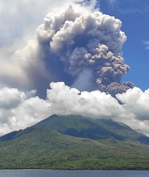 FOTO: Kepanikan Warga saat Gunung Lewotobi Laki-Laki Meletus Dahsyat