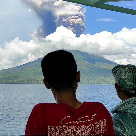 Potret Letusan Dahsyat Gunung Lewotobi Laki-laki, Kolom Abu Capai 8000 Meter dari Puncak