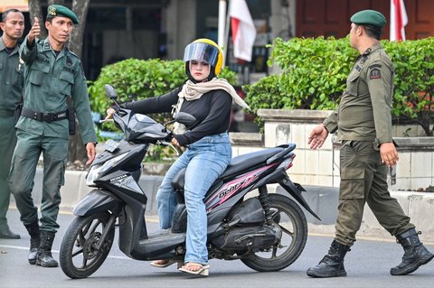 FOTO: Aksi Polisi Syariat Gelar Razia Pakaian di Aceh, Perempuan Berbaju Ketat dan Laki-Laki Bercelana Pendek Diamankan