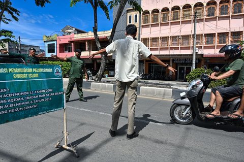 FOTO: Aksi Polisi Syariat Gelar Razia Pakaian di Aceh, Perempuan Berbaju Ketat dan Laki-Laki Bercelana Pendek Diamankan