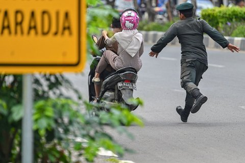 FOTO: Aksi Polisi Syariat Gelar Razia Pakaian di Aceh, Perempuan Berbaju Ketat dan Laki-Laki Bercelana Pendek Diamankan