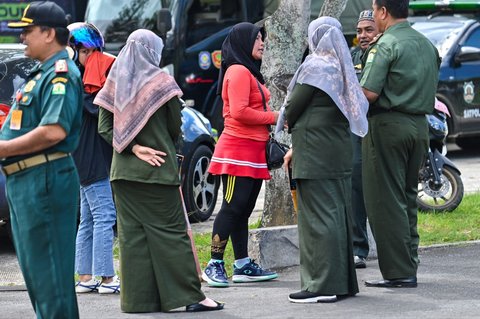 FOTO: Aksi Polisi Syariat Gelar Razia Pakaian di Aceh, Perempuan Berbaju Ketat dan Laki-Laki Bercelana Pendek Diamankan