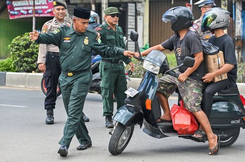 FOTO: Aksi Polisi Syariat Gelar Razia Pakaian di Aceh, Perempuan Berbaju Ketat dan Laki-Laki Bercelana Pendek Diamankan