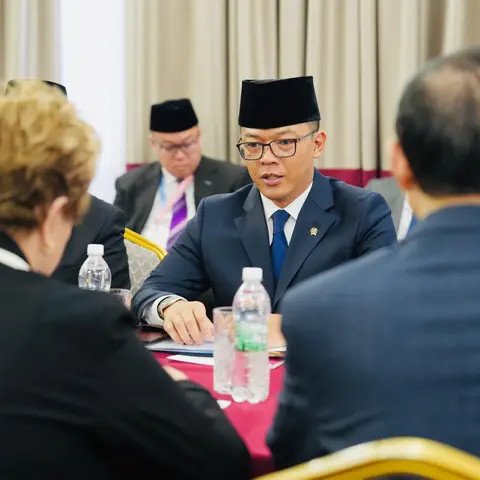 Presiden Rusia Vladimir Putin, Presiden China Xi Jinping, Menteri Luar Negeri Republik Indonesia Sugiono dan sejumlah pemimpin negara/utusan khusus berpose saat menghadiri KTT BR