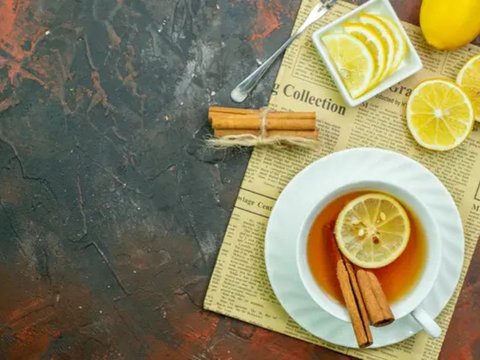 Ilustrasi teh kayu manis dengan irisan lemon | copyright freepik.com/KamranAydinov