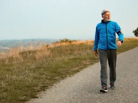 Ilustrasi berjalan kaki santai di alam terbuka sebagai upaya untuk mengurangi stress. source: freepik.com