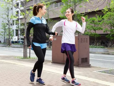 <p>ilustrasi jalan kaki/Photo by milatas on Shutterstock</p>