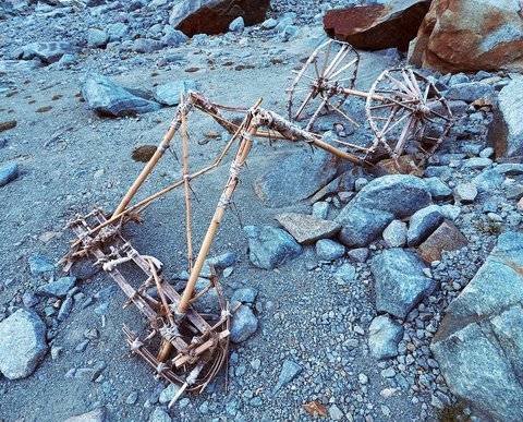 Pendaki Temukan Kereta Bambu Misterius di Gunung Es yang Mencair