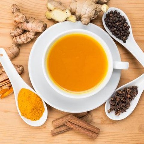 Ilustrasi Minuman Herbal Kunyit dan Lada (Sumber: Getty Images/iStockphoto/ThamKC)