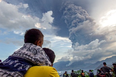 FOTO: Dahsyatnya Letusan Terbaru Gunung Lewotobi Laki-Laki, Lontarkan Abu Vulkanik Setinggi 4.000 Meter