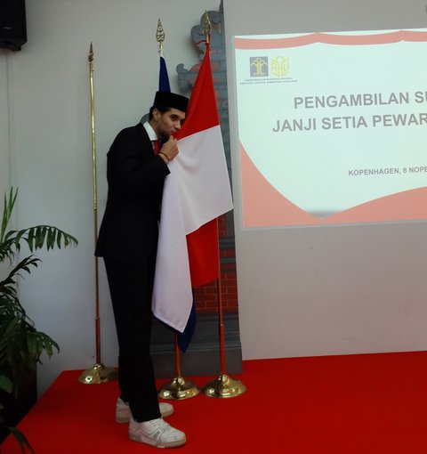 FOTO: Momen Kevin Diks Sah Jadi WNI dan Cium Bendera Merah Putih, Siap Bela Timnas Indonesia