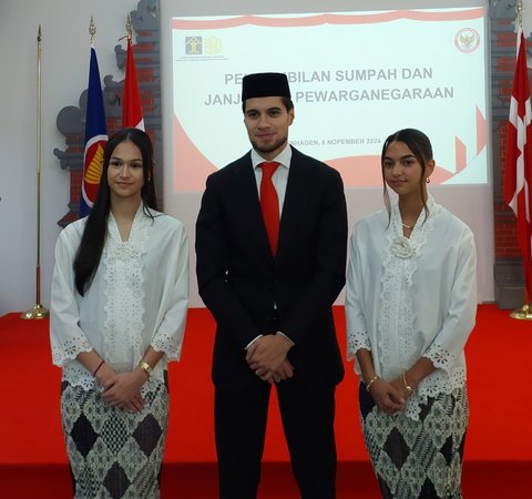 FOTO: Momen Kevin Diks Sah Jadi WNI dan Cium Bendera Merah Putih, Siap Bela Timnas Indonesia