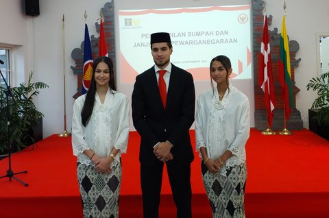 FOTO: Momen Kevin Diks Sah Jadi WNI dan Cium Bendera Merah Putih, Siap Bela Timnas Indonesia