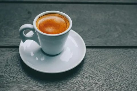 Ilustrasi es kopi susu. Sumber foto: unsplash.com/Demi DeHerrera.