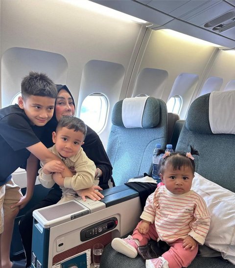 Lily Tak Digendong, Mama Amy Peluk Rafathar dan Cipung, Netizen Beri Sorotan Tajam