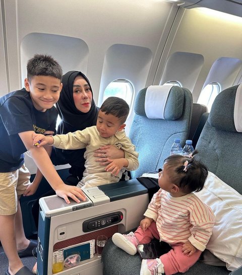 Lily Tak Digendong, Mama Amy Peluk Rafathar dan Cipung, Netizen Beri Sorotan Tajam