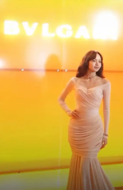 Melihat gaya mewah Luna Maya dan Lisa BLACKPINK kenakan perhiasan mahal dari Bvlgari Tubogas (@lunamaya)