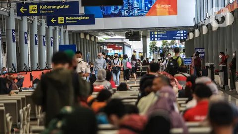Calon penumpang berada di stasiun kereta Pasar Senen, Jakarta, Senin (20/12/2021). KAI terus berupaya mengingatkan pelanggan untuk memperhatikan persyaratan yang telah ditetapkan pemerintah d