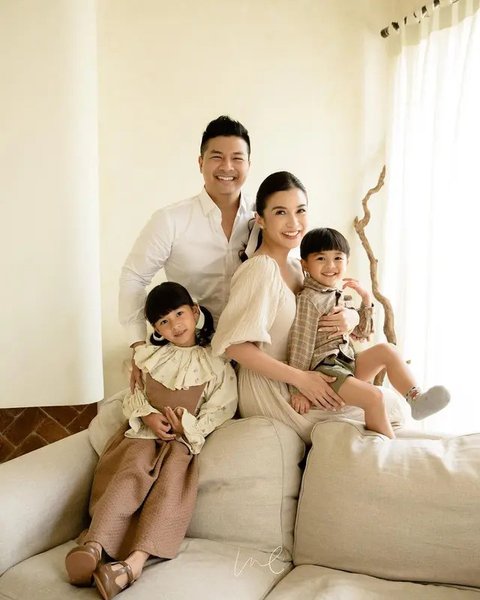 Pemotretan keluarga Chelsea Olivia dan Glenn AlinskiejelangNatal 2024. (sumber: Instagram/chelseaoliviaa/withvaniova)