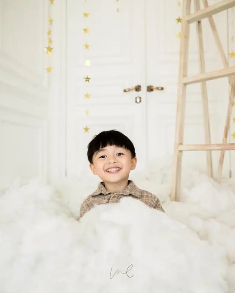 Pemotretan keluarga Chelsea Olivia dan Glenn AlinskiejelangNatal 2024. (sumber: Instagram/chelseaoliviaa/withvaniova)