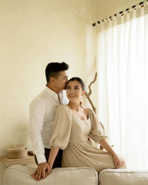 Pemotretan keluarga Chelsea Olivia dan Glenn AlinskiejelangNatal 2024. (sumber: Instagram/chelseaoliviaa/withvaniova)