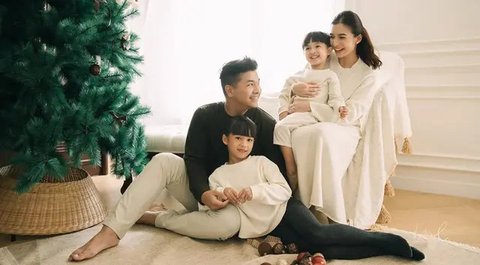 Pemotretan keluarga Chelsea Olivia dan Glenn AlinskiejelangNatal 2024. (sumber: Instagram/chelseaoliviaa/withvaniova)