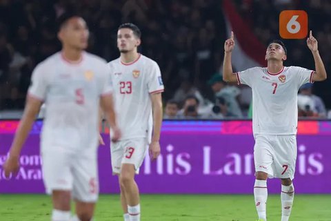 Gelandang Timnas Indonesia, Marselino Ferdinan, dipeluk rekan-rekannya setelah mencetak gol ke Gawang Arab Saudi pada matchday 6 Kualifikasi Piala Dunia 2026 Zona Asia di Stadion Utama Gel