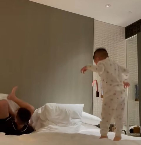 Jumpalitan Sebelum Tidur, Momen Kocak Rafathar dan Cipung yang Bikin Gemas!