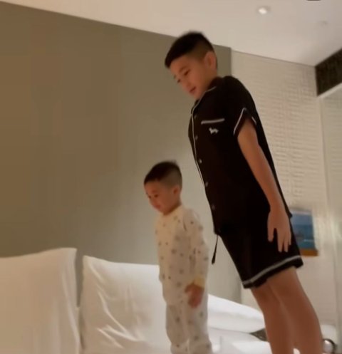 Jumpalitan Sebelum Tidur, Momen Kocak Rafathar dan Cipung yang Bikin Gemas!