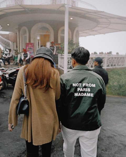 Aaliyah Massaid dan Thariq Halilintar tampil serasi menampilkan style yang simple tapi chic saat liburan berdua ke Bandung.