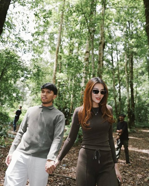 Dalam foto-foto yang dibagikan, keduanya tampak berjalan-jalan di bawah rindang pepohonan sambil bergandeng tangan.