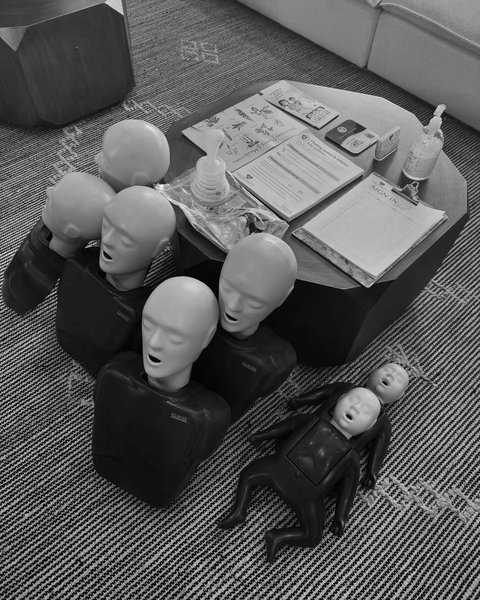 Melalui pelatihan BLS, Nikita dan Indra belajar keterampilan penting seperti CPR (cardiopulmonary resuscitation) dan Heimlich maneuver.
