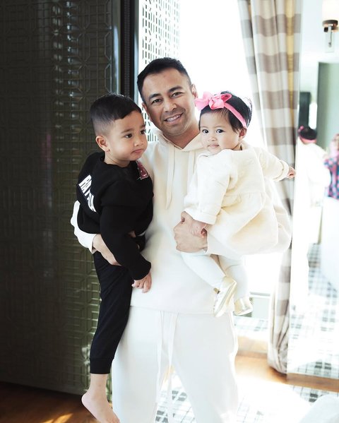 Potret Raffi Ahmad Gendong Rayyanza dan Lily Bersamaan, Terlihat Penuh Kasih Sayang