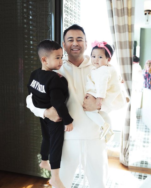 Potret Raffi Ahmad Gendong Rayyanza dan Lily Bersamaan, Terlihat Penuh Kasih Sayang