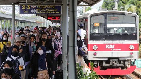 Penumpang turun dari kereta Commuter Line di Stasiun Rawa Buaya, Jakarta Barat, Kamis (26/9/2024). (Liputan6.com/Angga Yuniar)