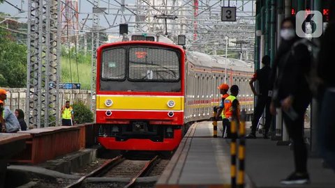 Penumpang turun dari kereta Commuter Line di Stasiun Rawa Buaya, Jakarta Barat, Kamis (26/9/2024). (Liputan6.com/Angga Yuniar)