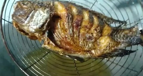 Ilustrasi menggoreng ikan. (c) Wisut Boonyasopit/Shutterstock.com