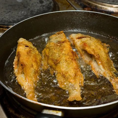 Ilustrasi menggoreng ikan. (c) Wisut Boonyasopit/Shutterstock.com
