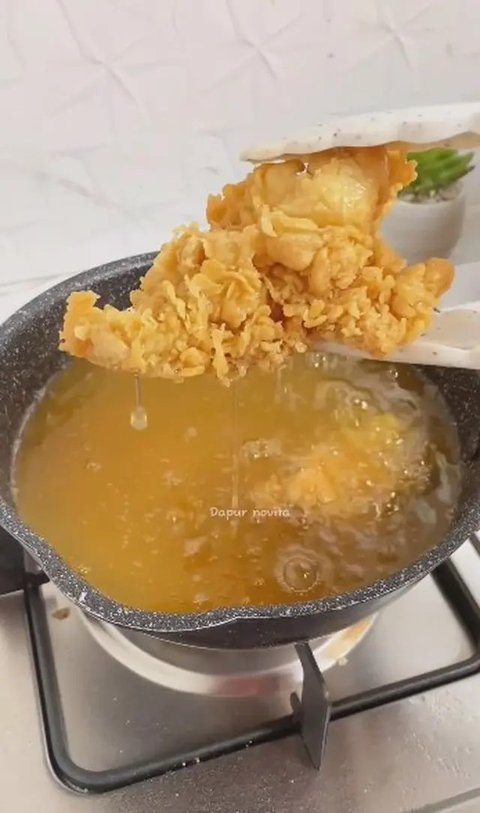 Ilustrasi ayam goreng krispi (@ella.laylaa)